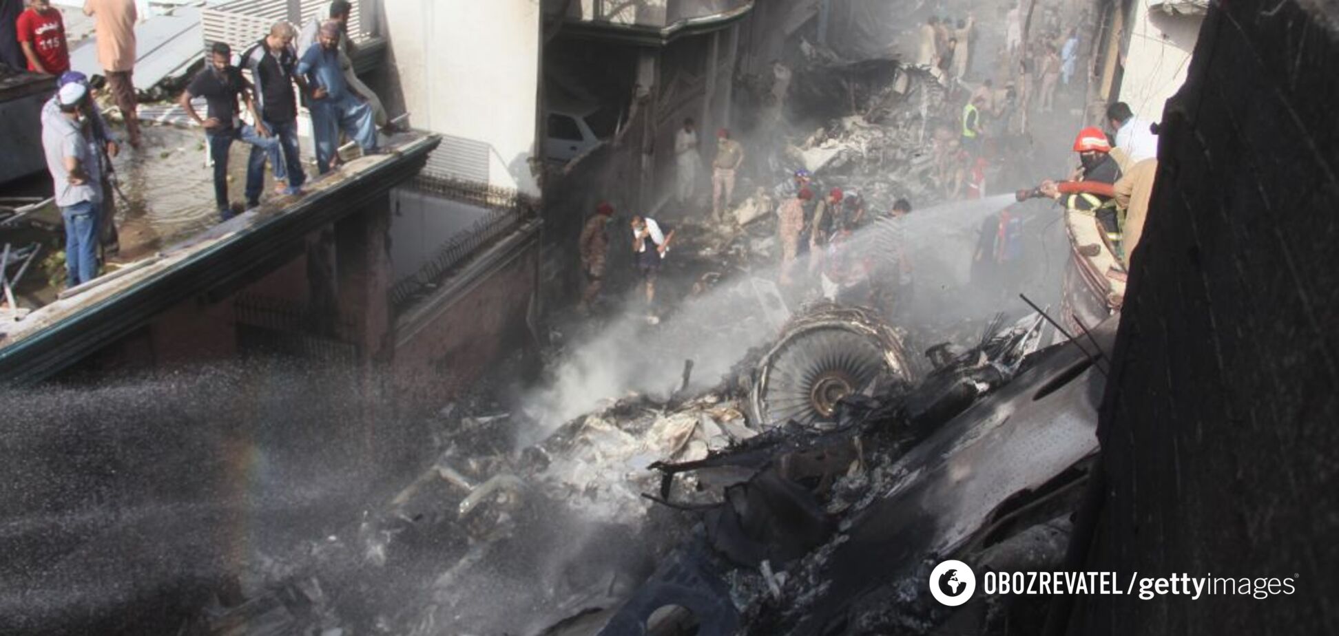 Момент катастрофи пасажирського літака в Пакистані потрапив на відео