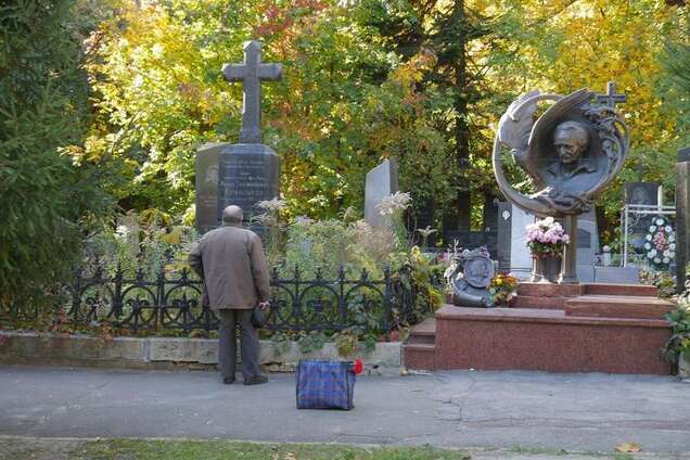 Когда в Киеве откроют кладбища: озвучена дата и правила