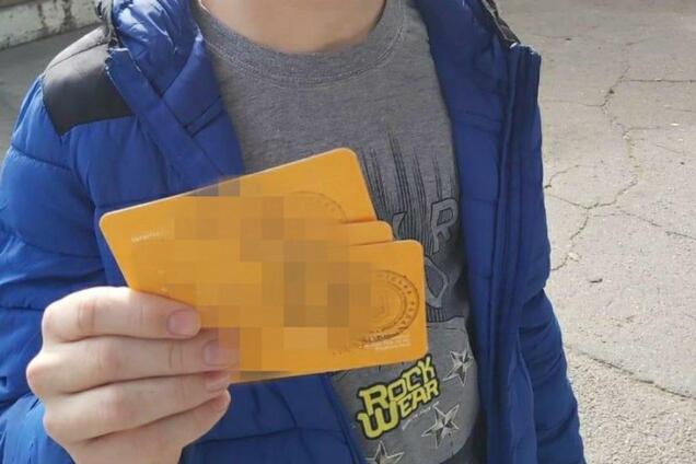 У Дніпрі чоловік торгував спецпропусками для транспорту через Instagram. Відео