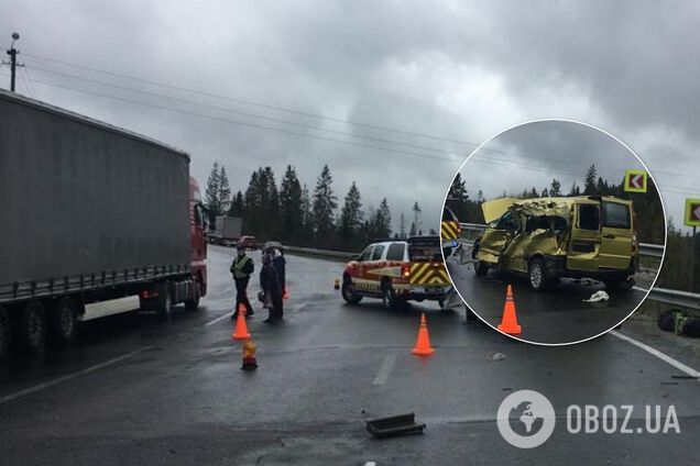 На Львівщині зіткнулись вантажівка й мікроавтобус: 4 жертви та 4 поранених. Фото ДТП