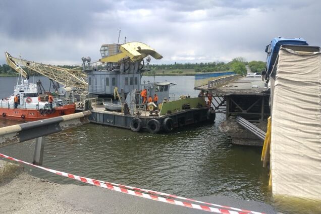 Обвалення моста під Дніпром: фуру до сих пір не можуть дістати з води. Відео
