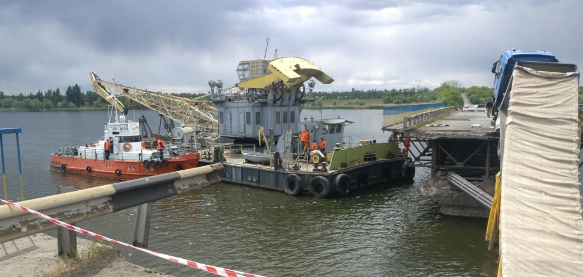 Обрушение моста под Днепром: фуру до сих пор не могут достать из воды. Видео