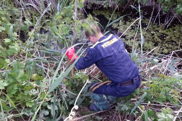 У Дніпрі рятувальники витягли з водойми тіло чоловіка. Фото 18+