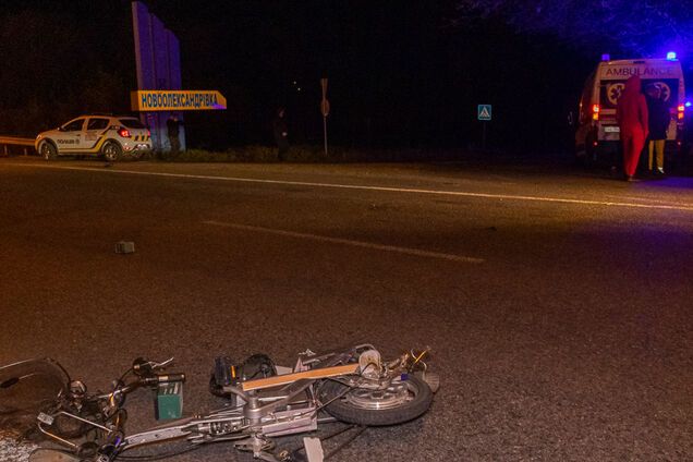 У Дніпрі автомобіль на швидкості збив велосипедиста: відео моменту