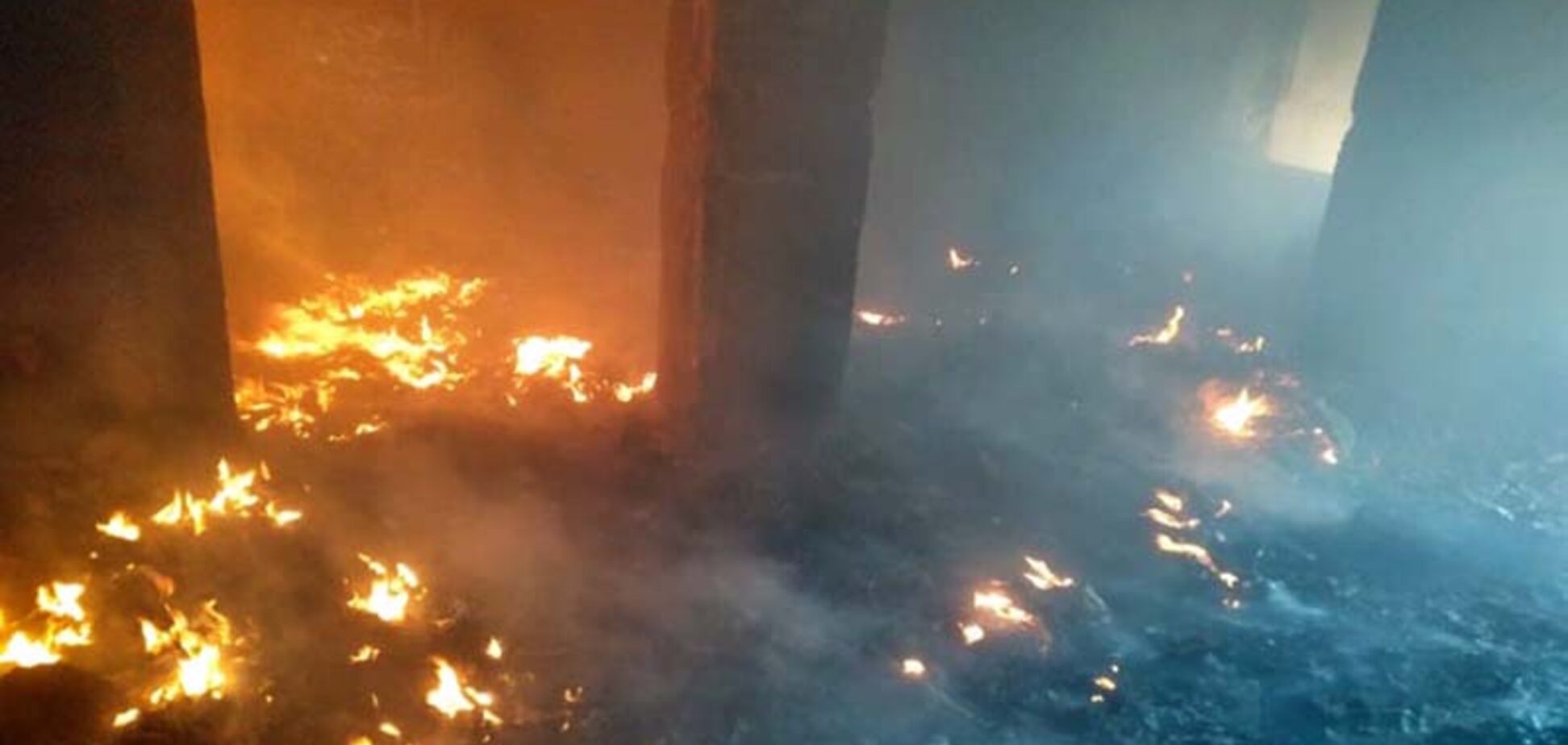 У Дніпрі трапилася масштабна пожежа в закинутому будинку. Фото з місця НП