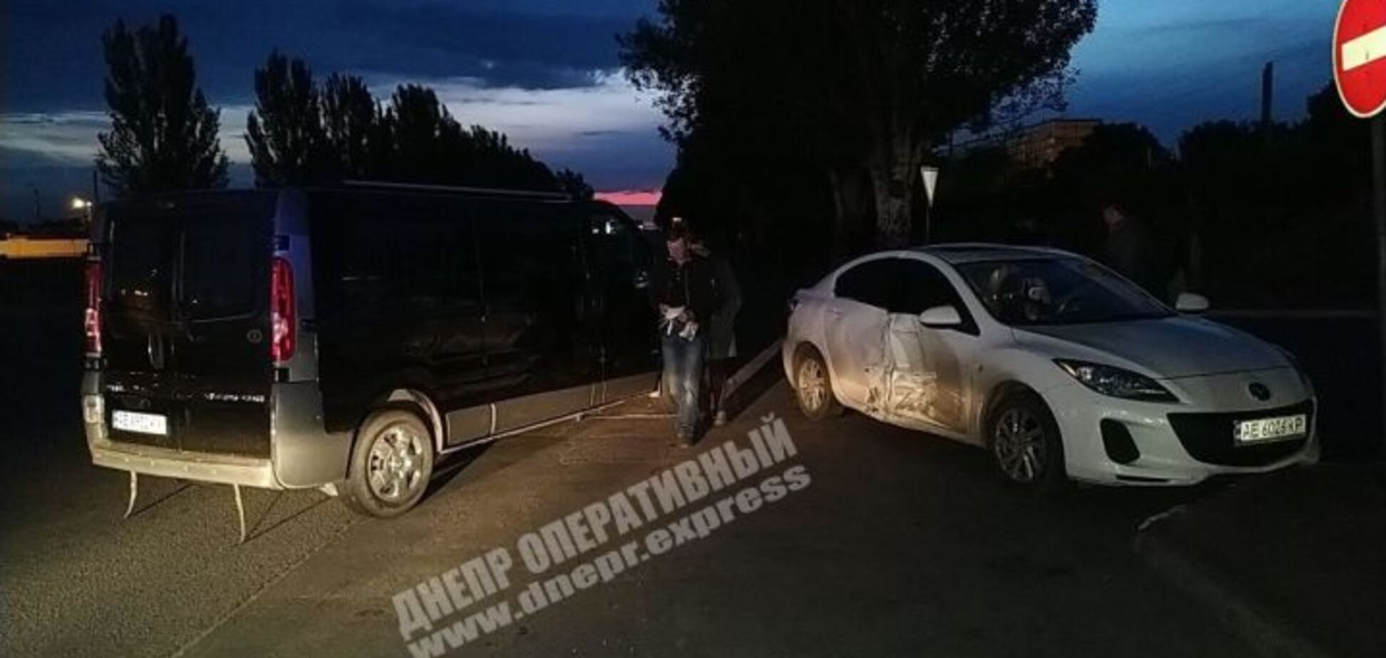 В Днепре произошло ночное ДТП с микроавтобусом: пострадала девушка. Фото