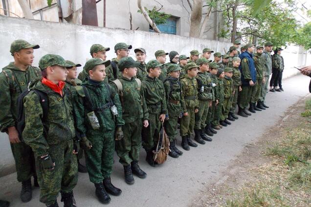 В Крыму продолжают милитаризацию детей во время каникул