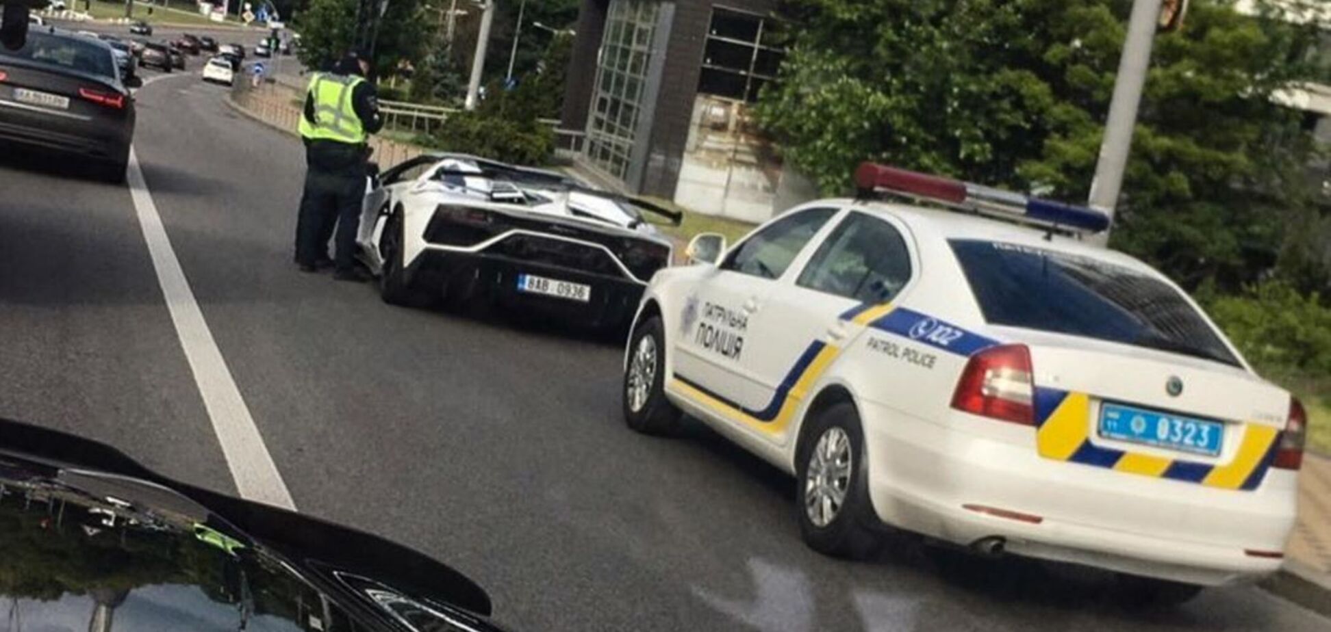 В Киеве полиция остановила авто на еврономерах за 650 000 евро