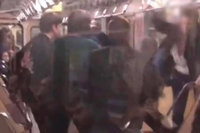 В киевском метро подростки избили парня до потери сознания. Видео 18+