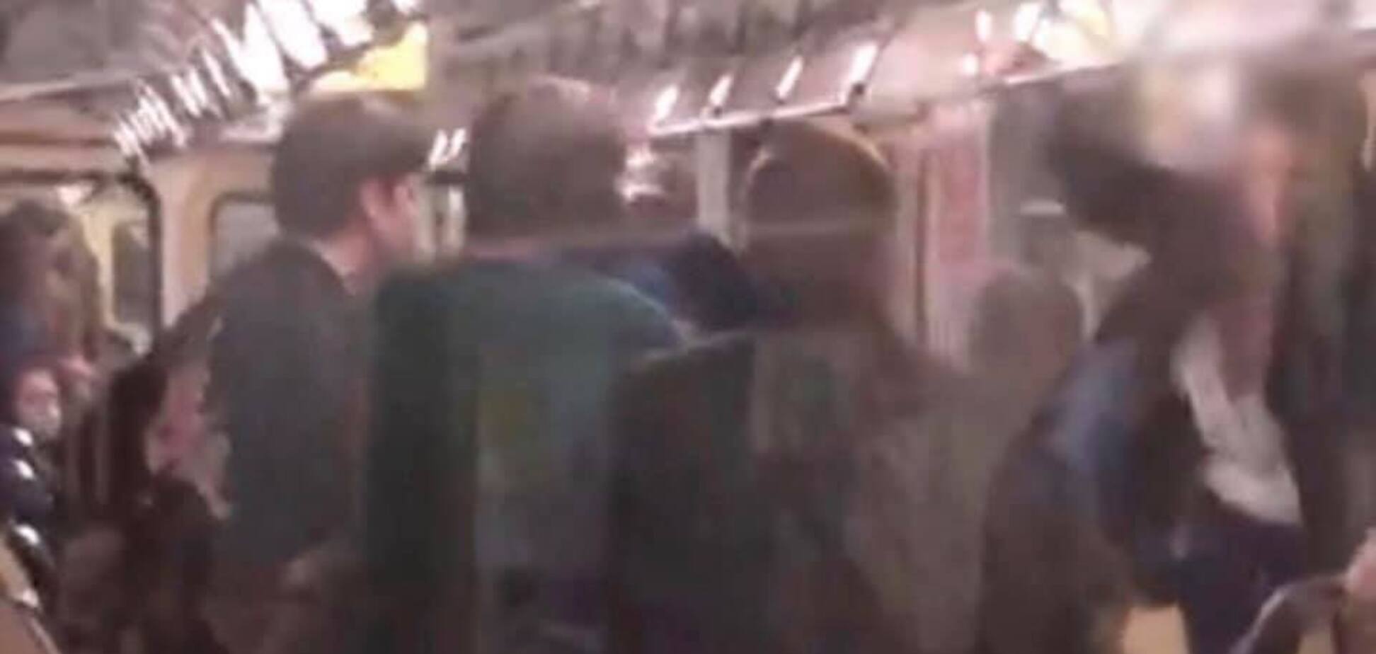 У київському метро підлітки побили хлопця до втрати свідомості. Відео 18+