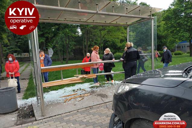 У Києві авто влетіло у зупинку з людьми