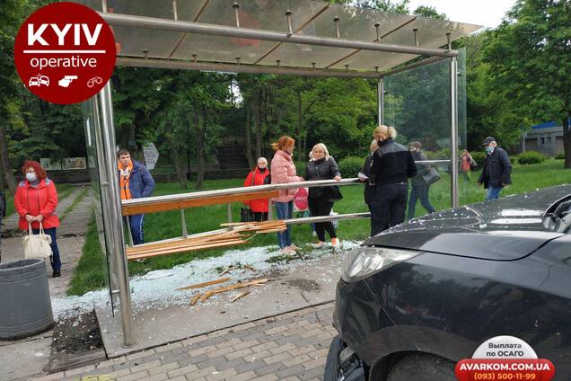 В Киеве на ул. Телиги авто въехало в остановку
