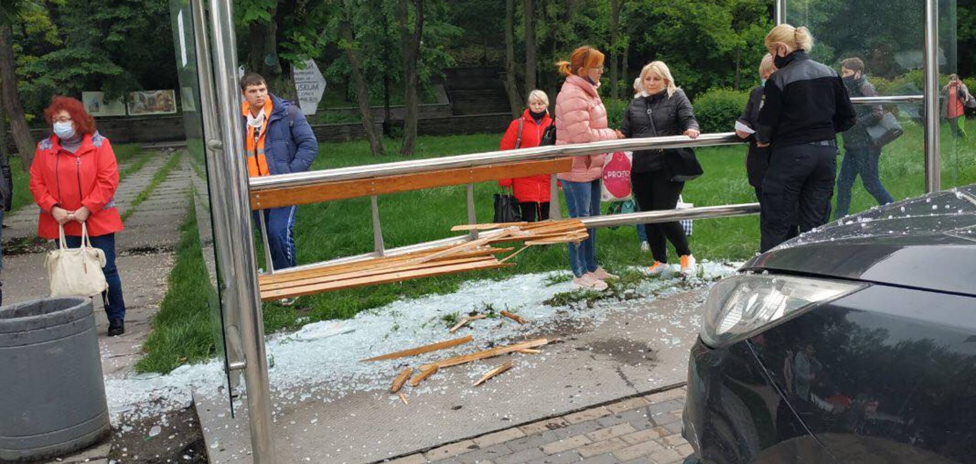 В Киеве на ул. Телиги авто въехало в остановку