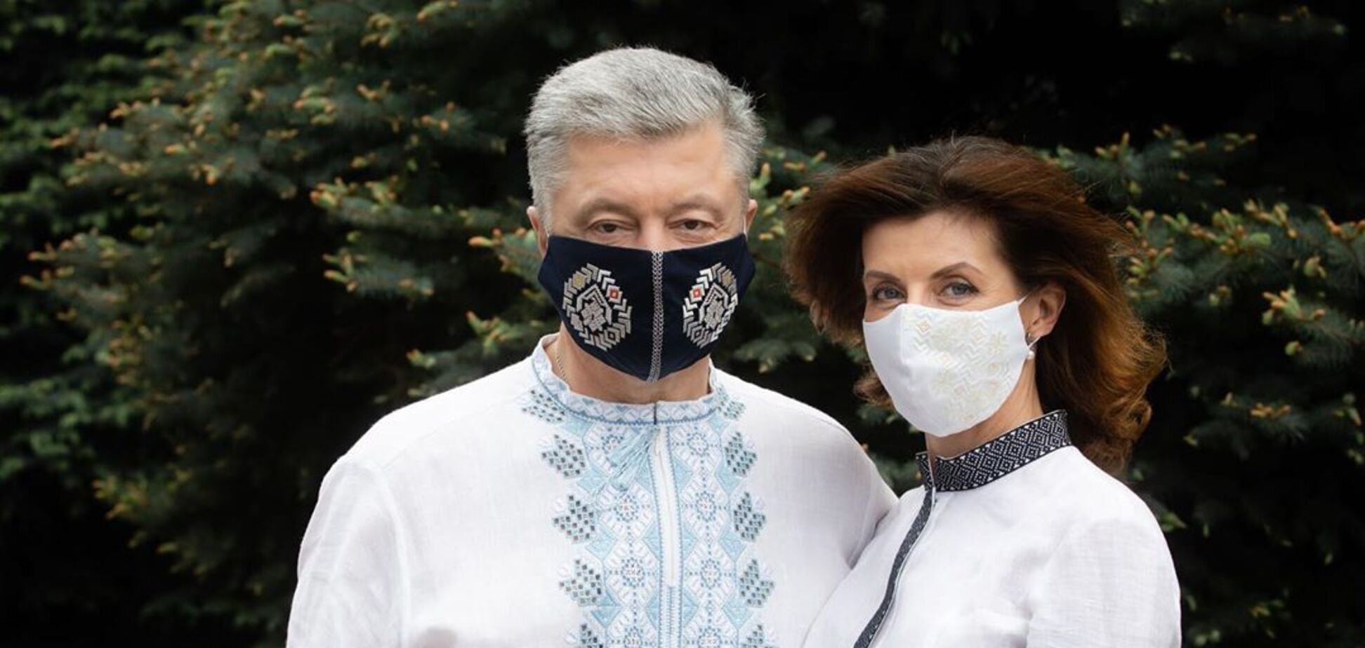 Подарок львовского бренда: стало известно, кто пошил Порошенко маску-вышиванку