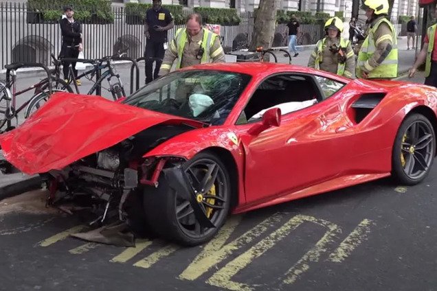 Музыкант вдребезги разбил арендованную Ferrari за $300 000