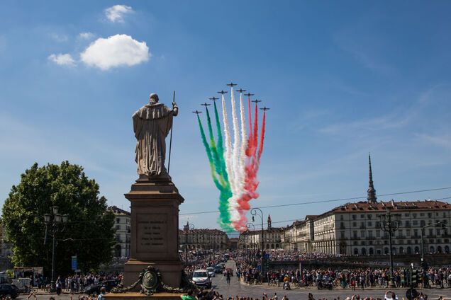 Символ будущей победы над пандемией: в Италии состоялся грандиозный авиапарад. Впечатляющие фото и видео