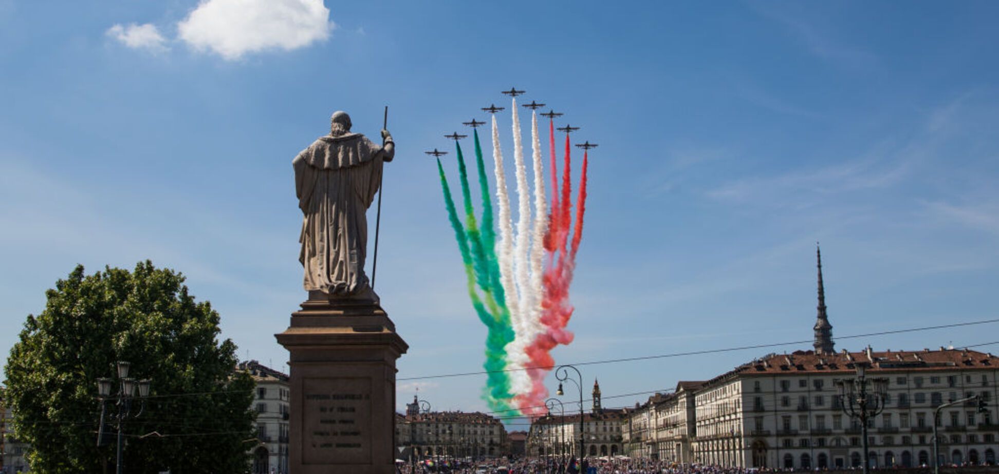 Символ будущей победы над пандемией: в Италии состоялся грандиозный авиапарад. Впечатляющие фото и видео