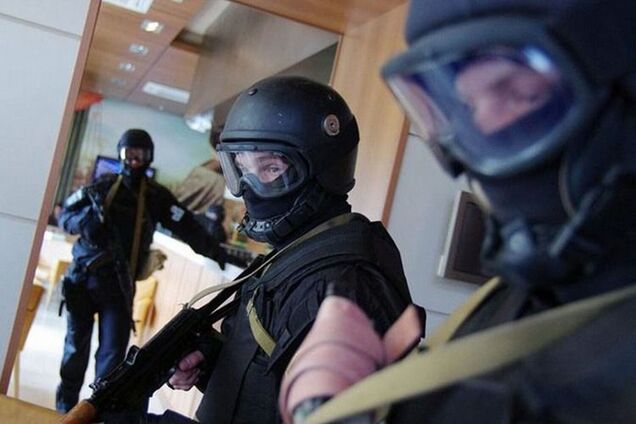 ДБР влаштувало 'маски-шоу' з повісткою для Порошенка в Музеї Гончара