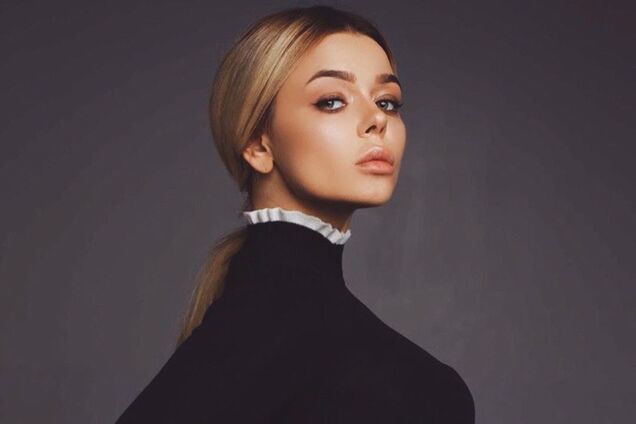 Гросу выставила напоказ большую грудь: горячие фото