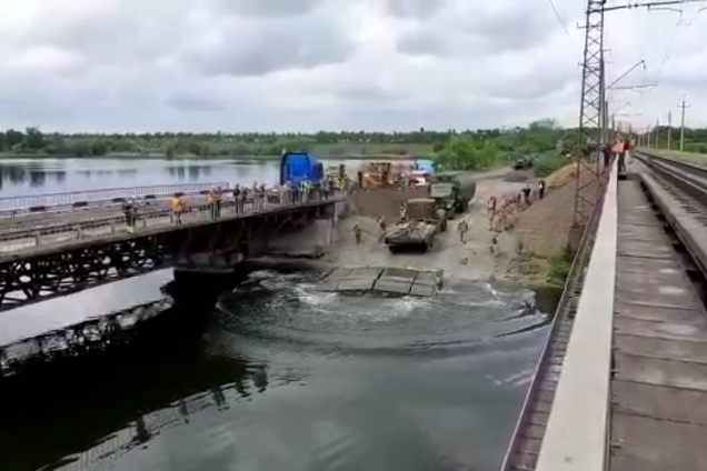 На Днепропетровщине возводят замену рухнувшему мосту. Видео