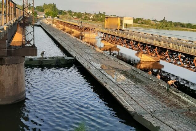 Військові збудували понтонну переправу біля моста, що впав на Дніпропетровщині