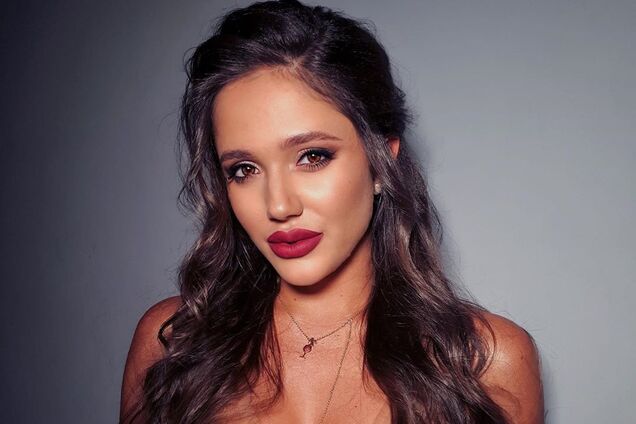 Победительница 'Холостяк-10' сексуально оголила грудь на камеру