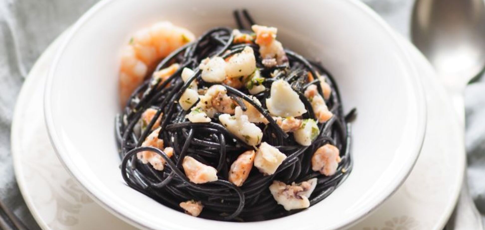 Рецепт: черные спагетти со спаржей и креветками