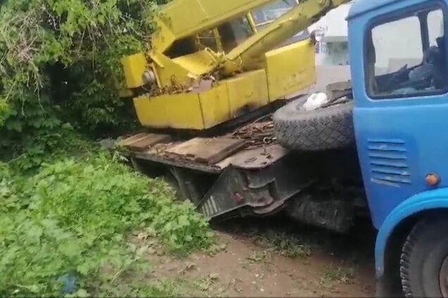 У Дніпрі під землю провалився автокран