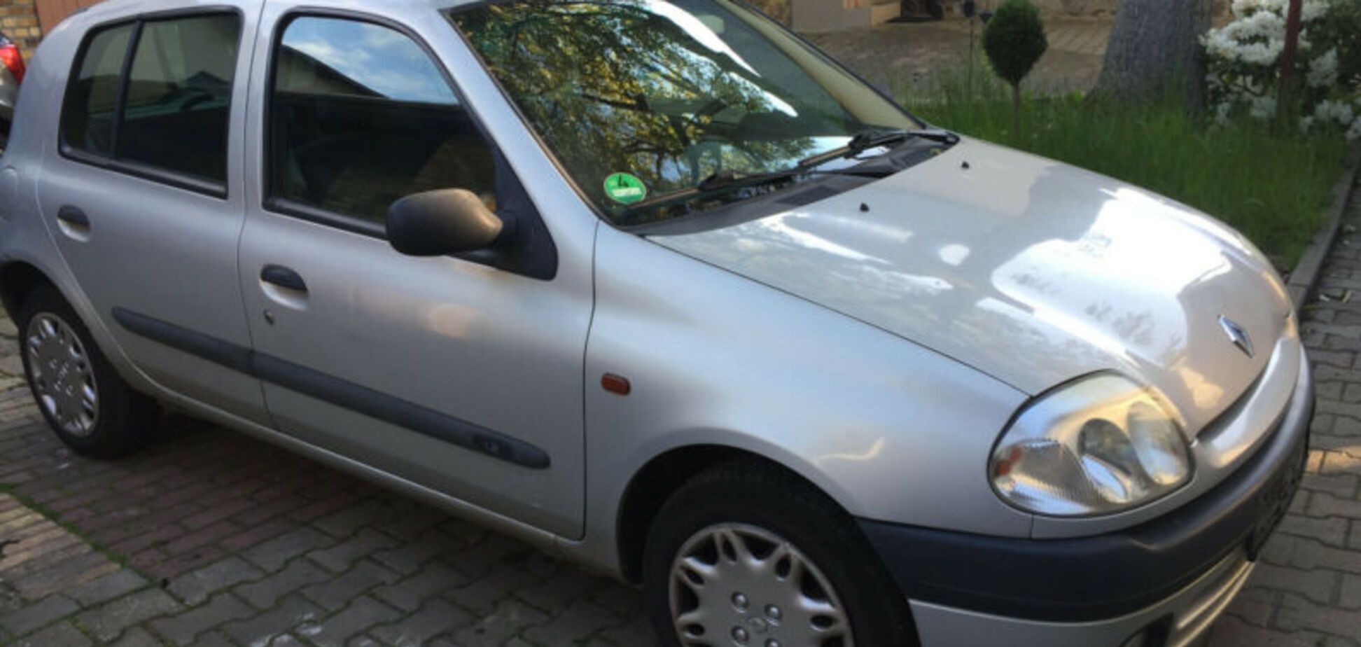 Никакого подвоха: 'живой' Renault Clio продают за 50 евро
