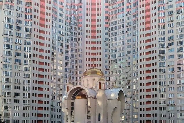 Багатоповерхівка-'мурашник' і церква у неї в 'полоні' в Києві