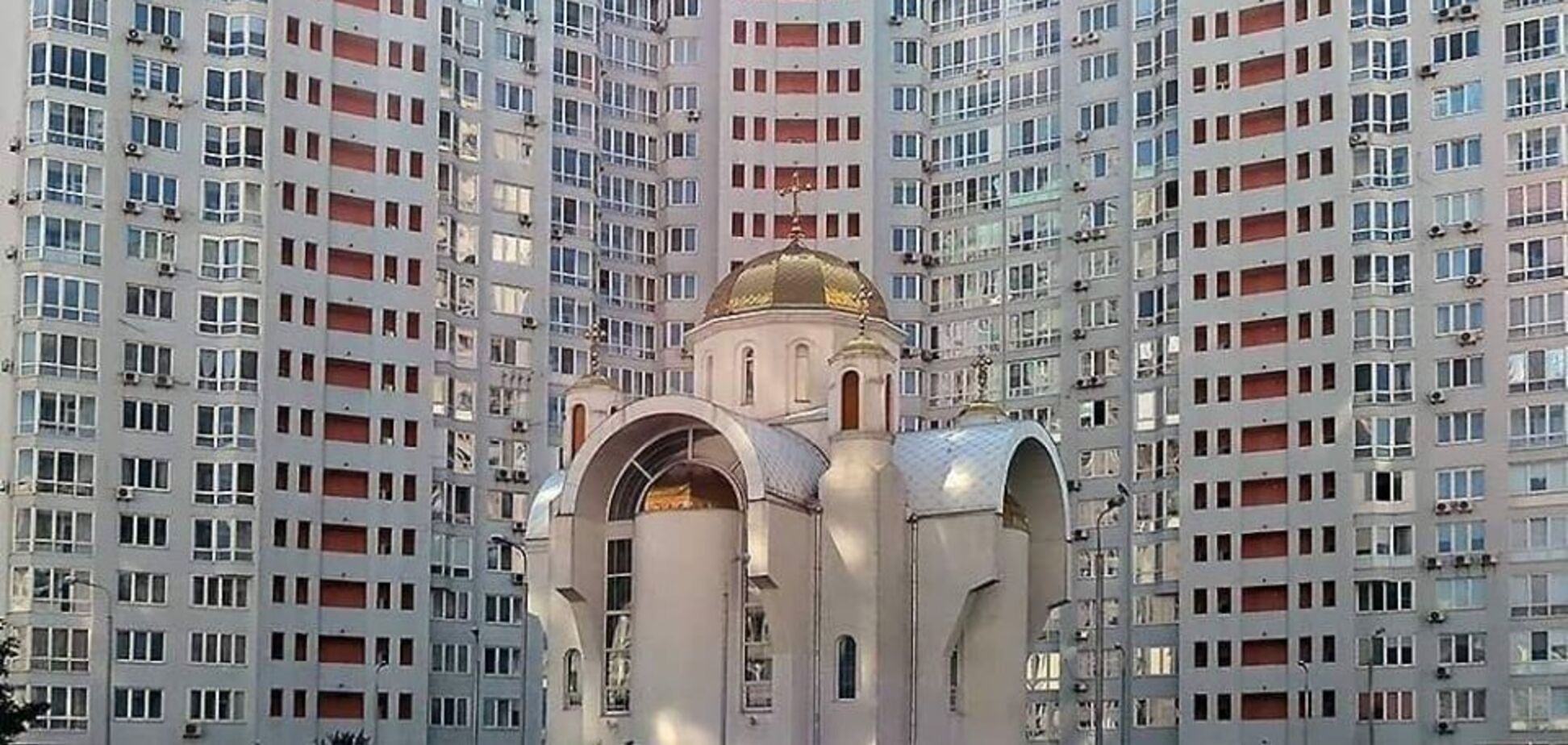 Многоэтажка-'муравейник' и церковь у нее в 'плену' в Киеве