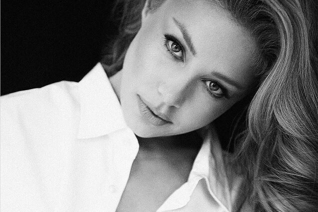 Кароль завела мережу пікантним фото в купальнику