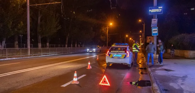 На Калиновой парень бросился под авто