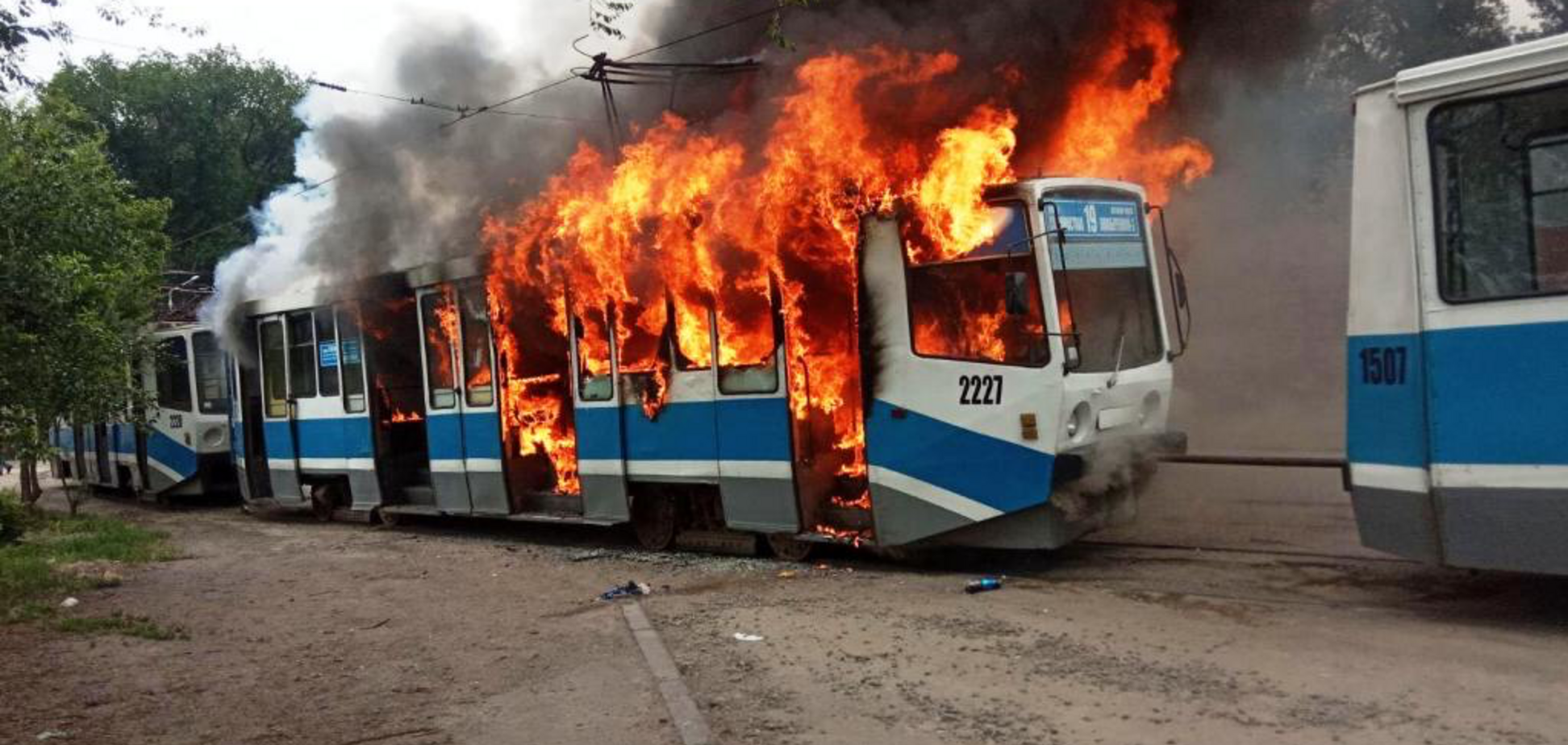 В Днепре мощный пожар уничтожил трамвай: спасатели были бессильны. Фото