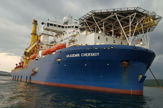 Судно для завершення 'Північного потоку-2' в супроводі буксира прибуло на Балтику