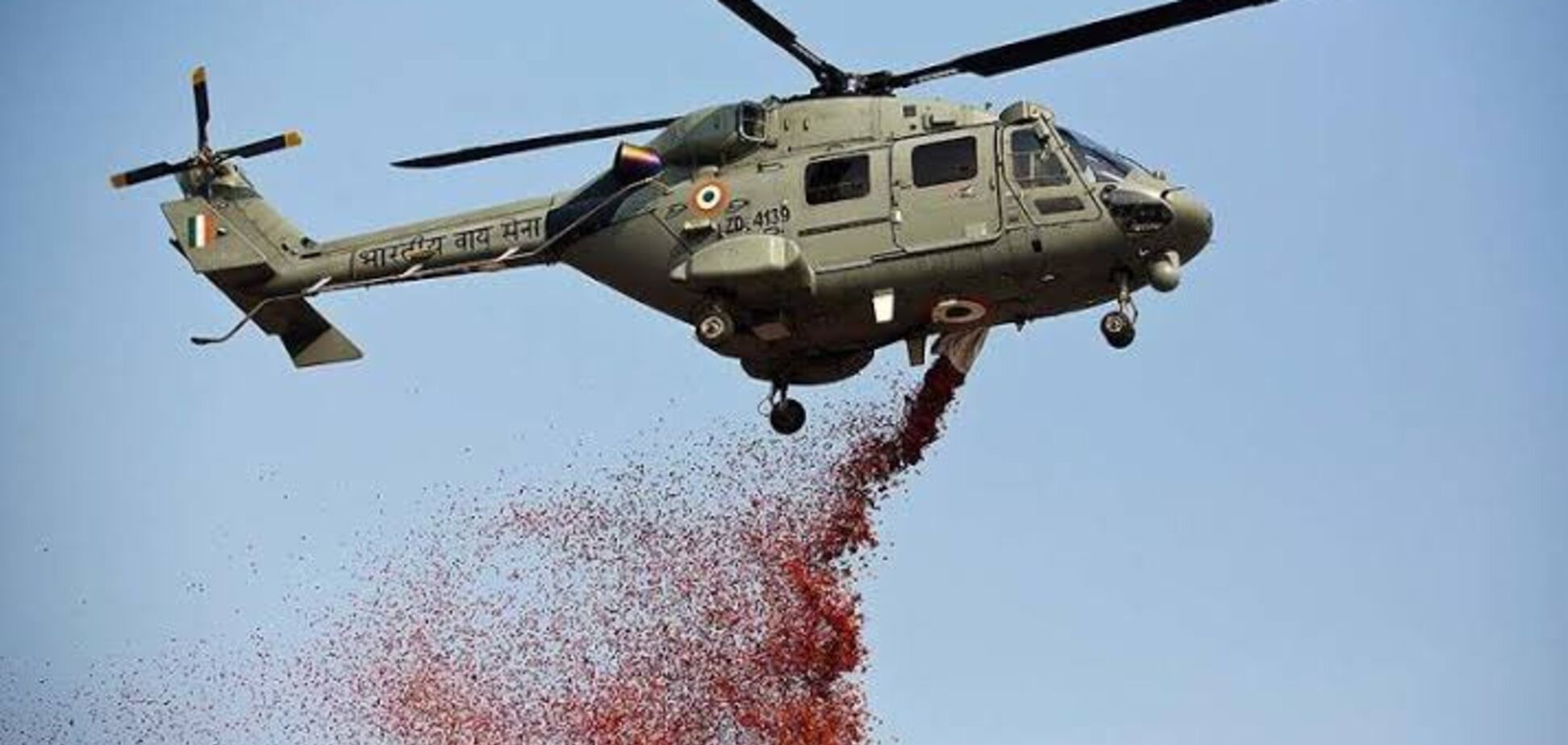 В Индии врачей, борющихся с COVID-19, осыпали лепестками роз из вертолетов: трогательное видео