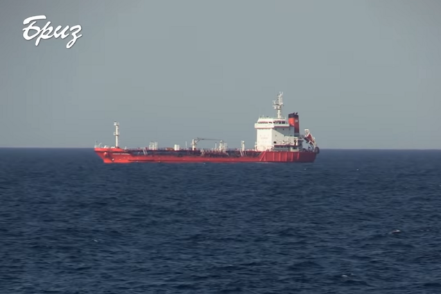 Флагман ВМС засек танкер РФ в Черном море: россияне сняли флаг