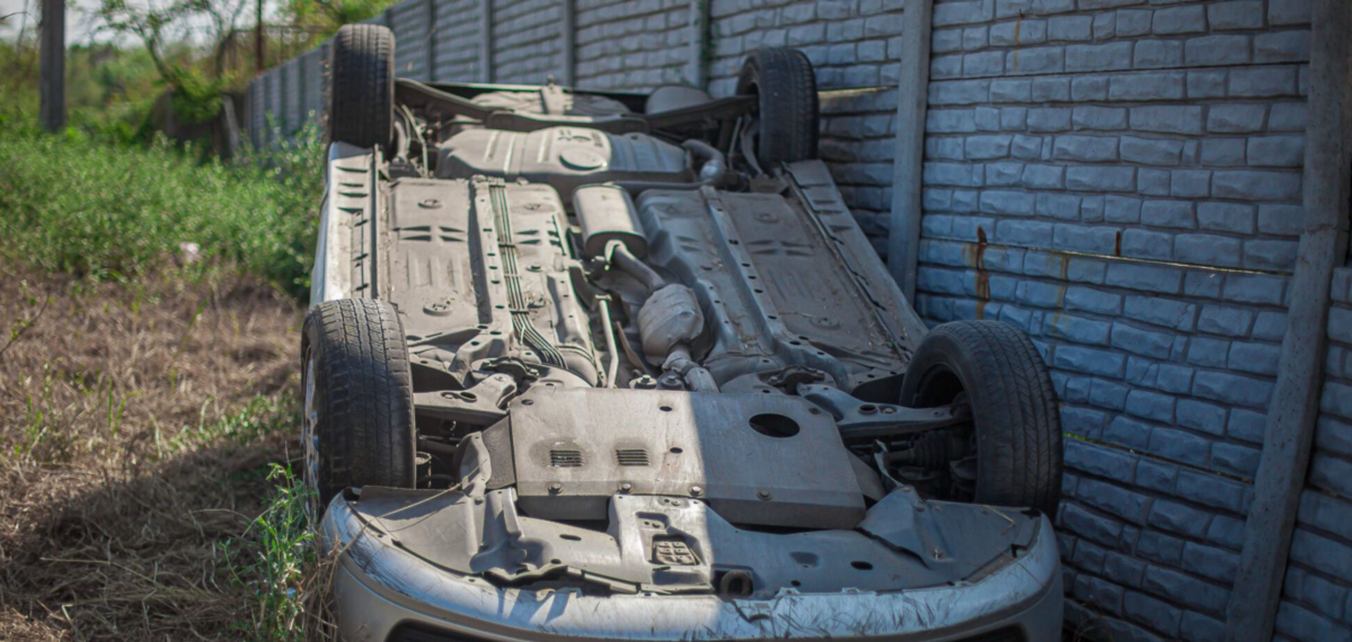 У Дніпрі на вулиці Широкій перекинувся автомобіль Mitsubishi