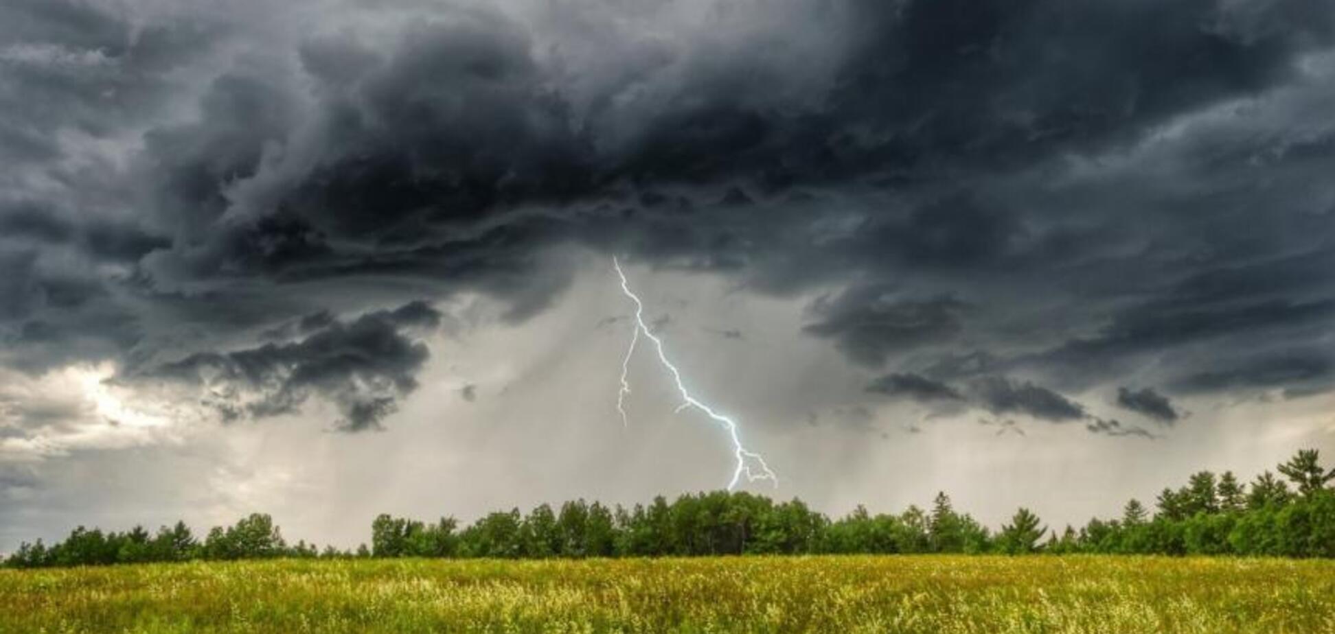 Накроют дожди с грозами: в Украине резко ухудшится погода, но будет жарко