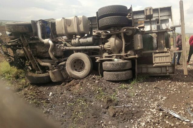 На трасі під Дніпром автомобіль протаранив автоцистерну: постраждала сім'я