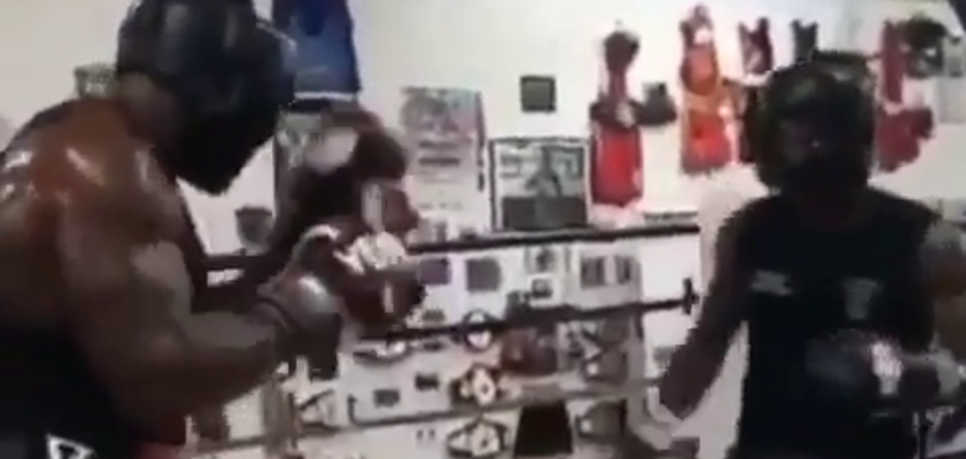 Боксер-'дрищ' одним ударом відправив у нокдаун суперника-гіганта