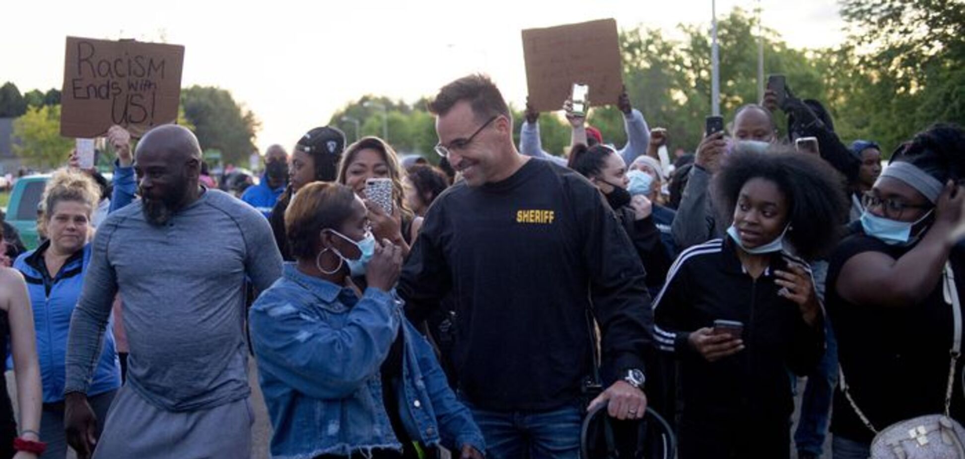 В США шериф перешел на сторону протестующих и стал героем. Видео