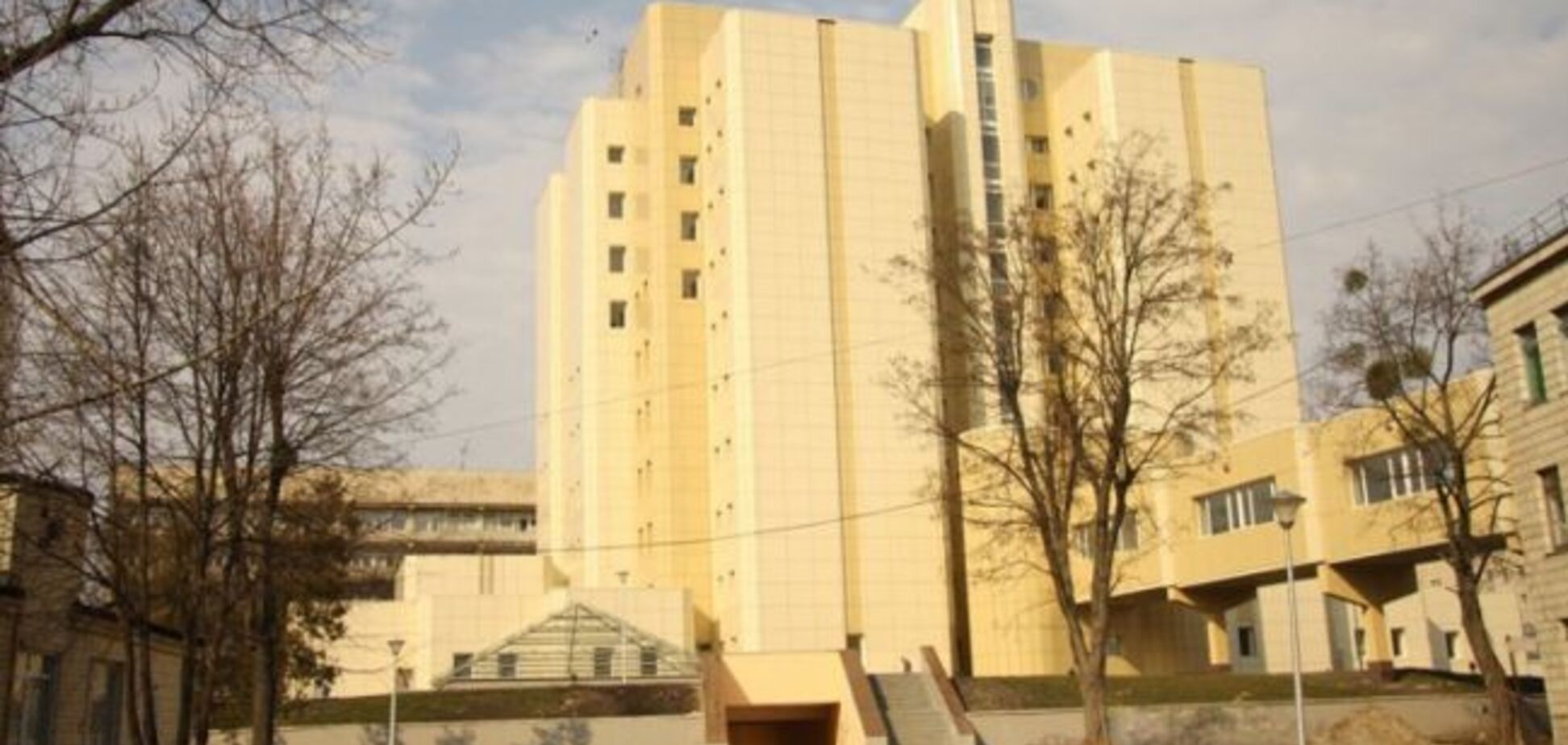 Нового главу Національного інституту раку звинуватили в шахрайстві