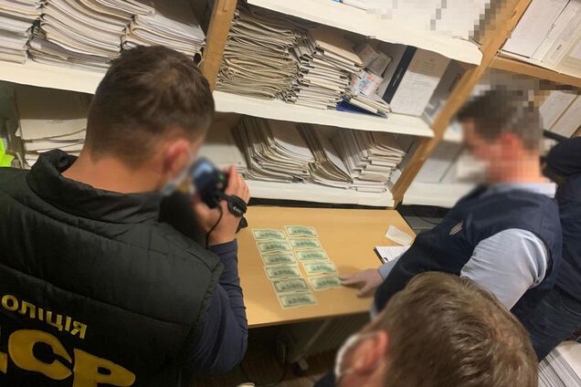 На Закарпатті затримали чиновника-хабарника з АМКУ