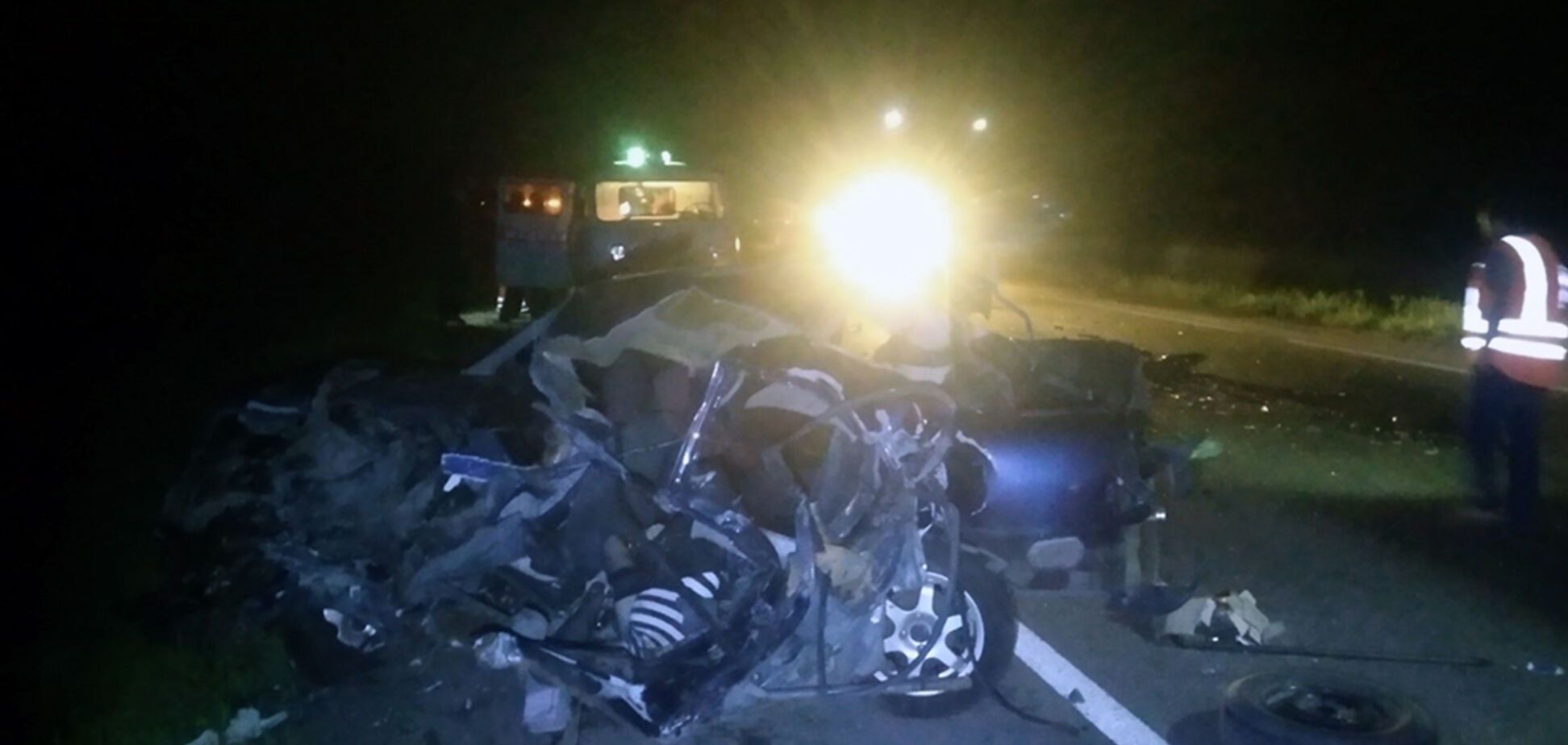 На Дніпропетровщині в нічній ДТП з вантажівкою загинули дві людини. Фото і відео