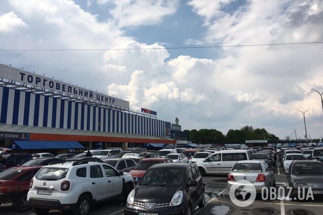 В 'Эпицентр' в Киеве за товарами хлынула толпа: сотня людей собралась в помещении