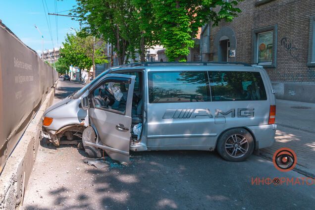 У центрі Дніпра Mercedes влетів в огорожу метро і перекрив проспект. Фото