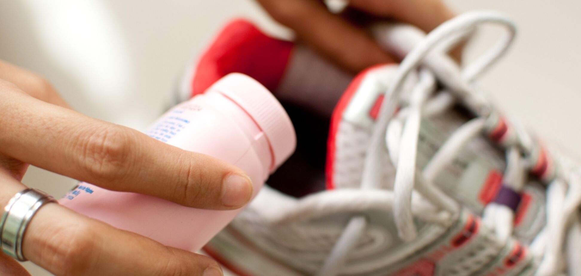 Коронавирус может жить на обуви до 5 дней: как правильно ее дезинфицировать