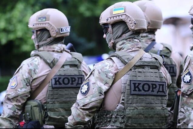На Киевщине "неадекват" с оружием устроил переполох: угрожал взорвать дом. Видео 18+