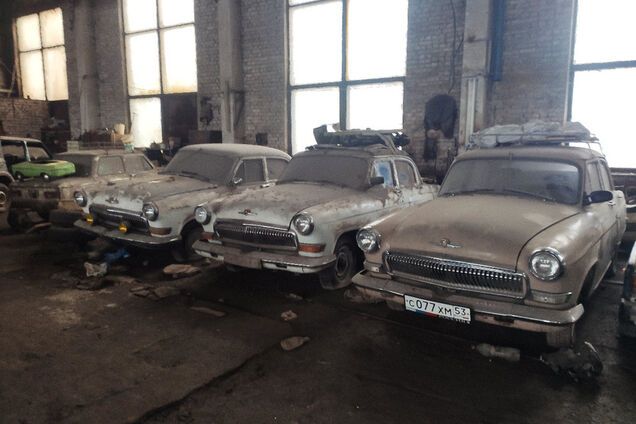 Унікальну колекцію радянських авто кинули іржавіти на складі